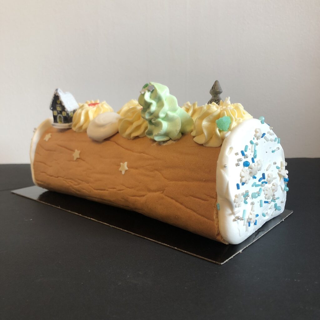 Notre bûche Praliné / Passion peut être commandé pour 6 ou 8 personnes. Respectivement au prix de 30€ et 40€.